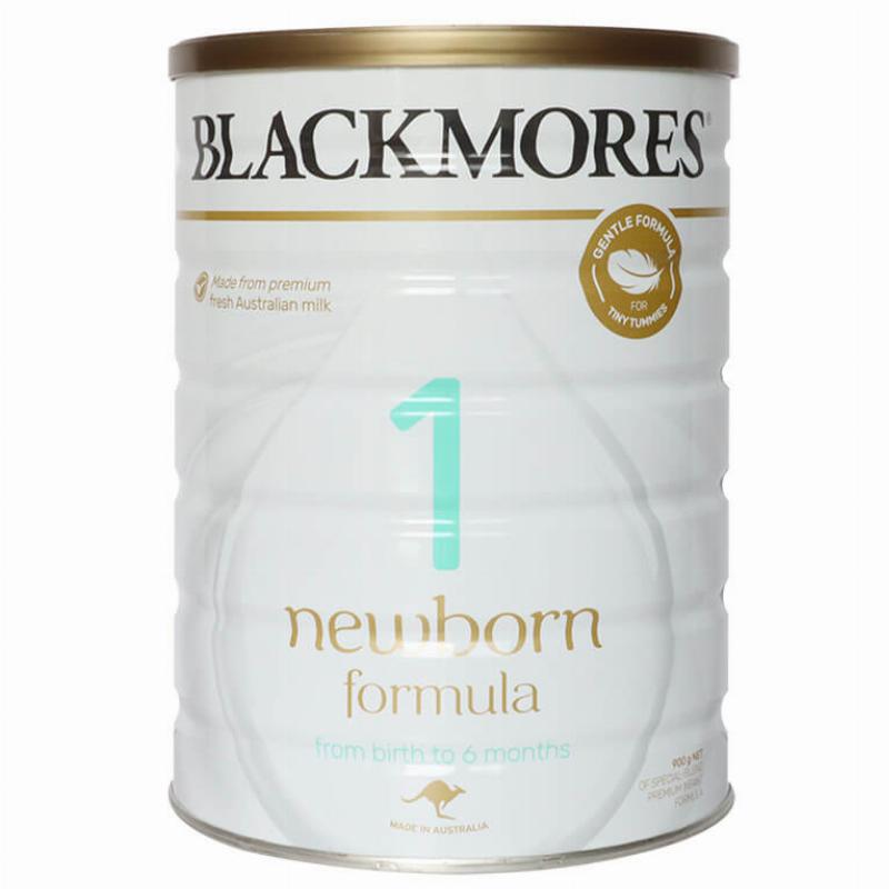 Mẹ đang chuẩn bị pha sữa blackmore số 1 hộp nhỏ cho bé sơ sinh theo đúng hướng dẫn dinh dưỡng